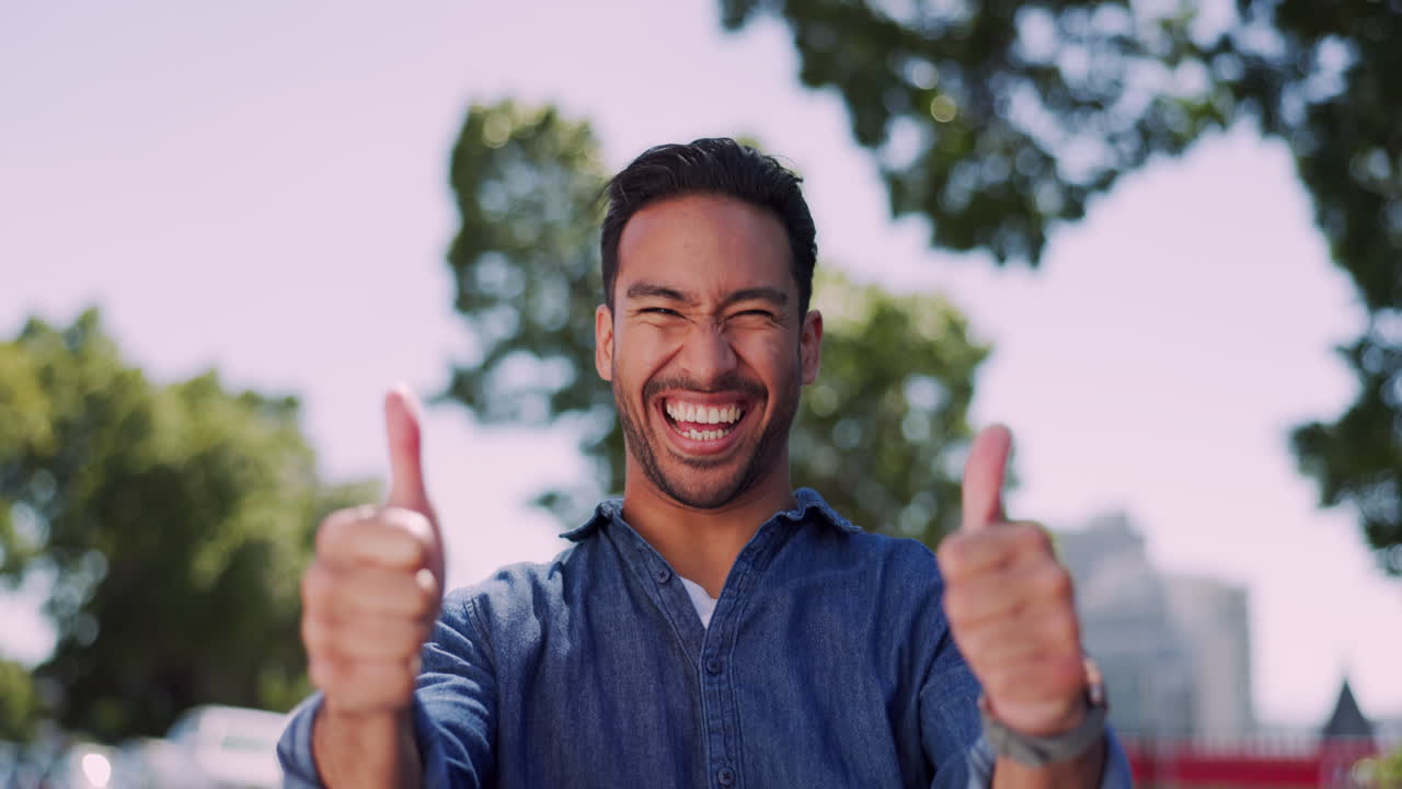 pulgares arriba, el hombre entusiasmado con el éxito
