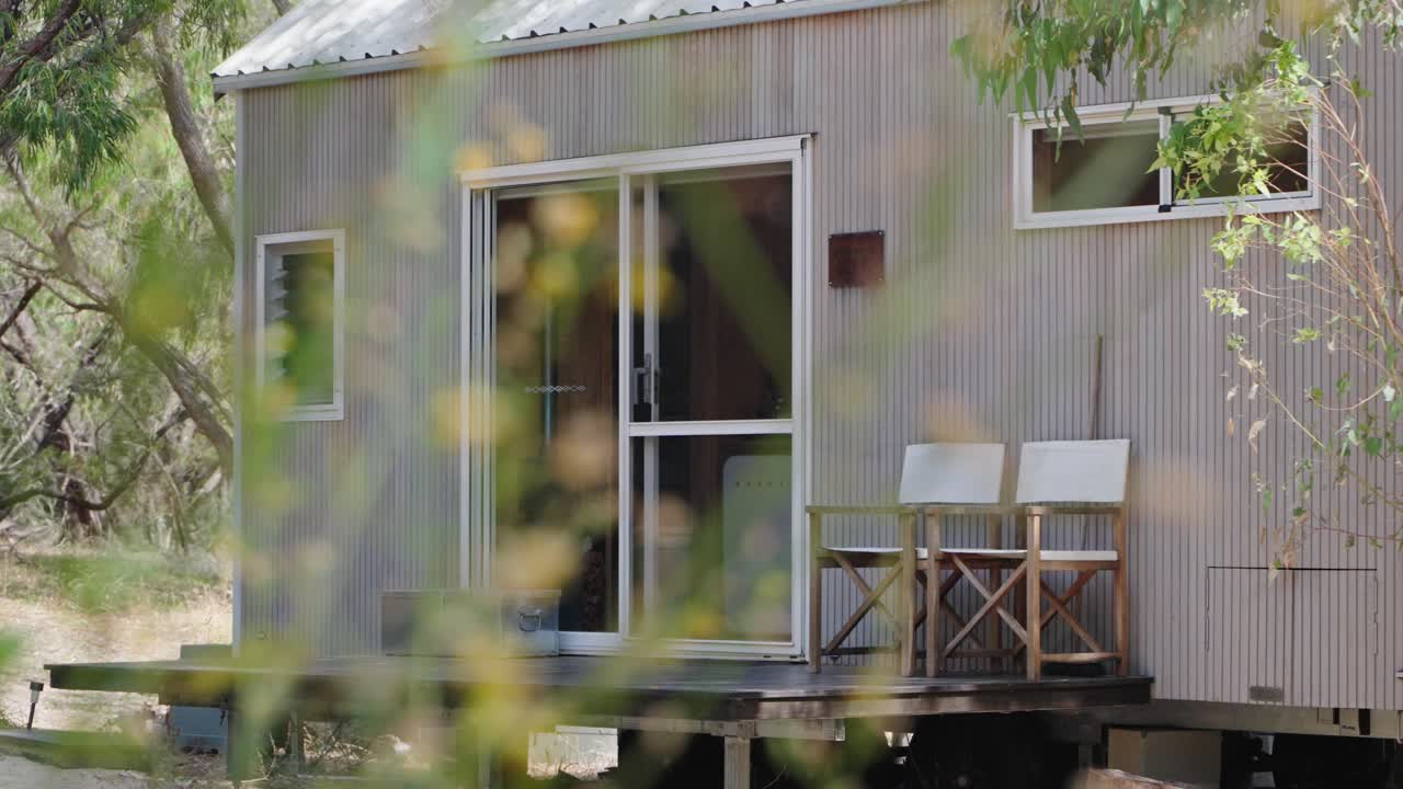 eco-amigable con características sostenibles fuera de la red se encuentra en el medio de un parque nacional