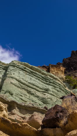 Trockene-Vulkanlandschaft-Auf-Gran-Canaria,-Vertikales-Video