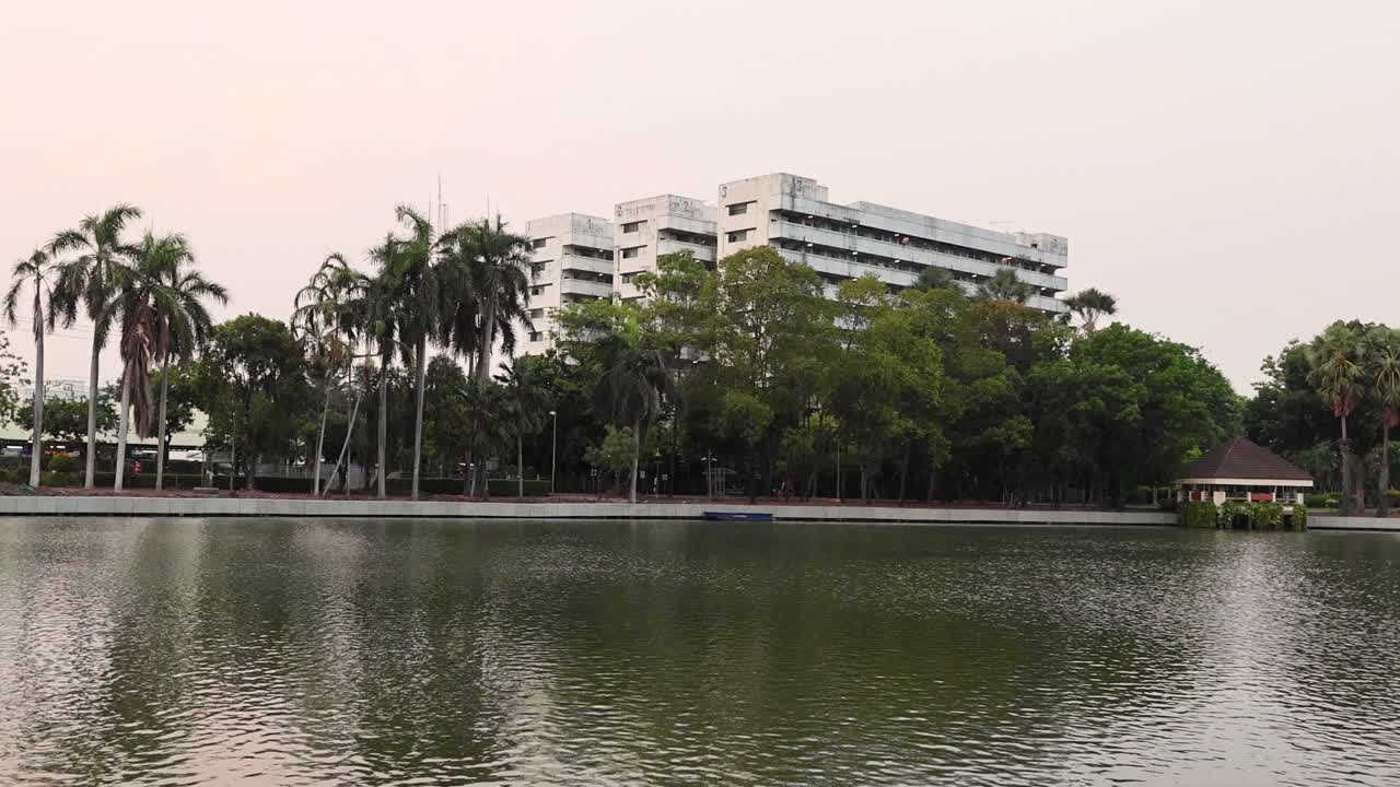 Lago y edificios en un sereno entorno de parque