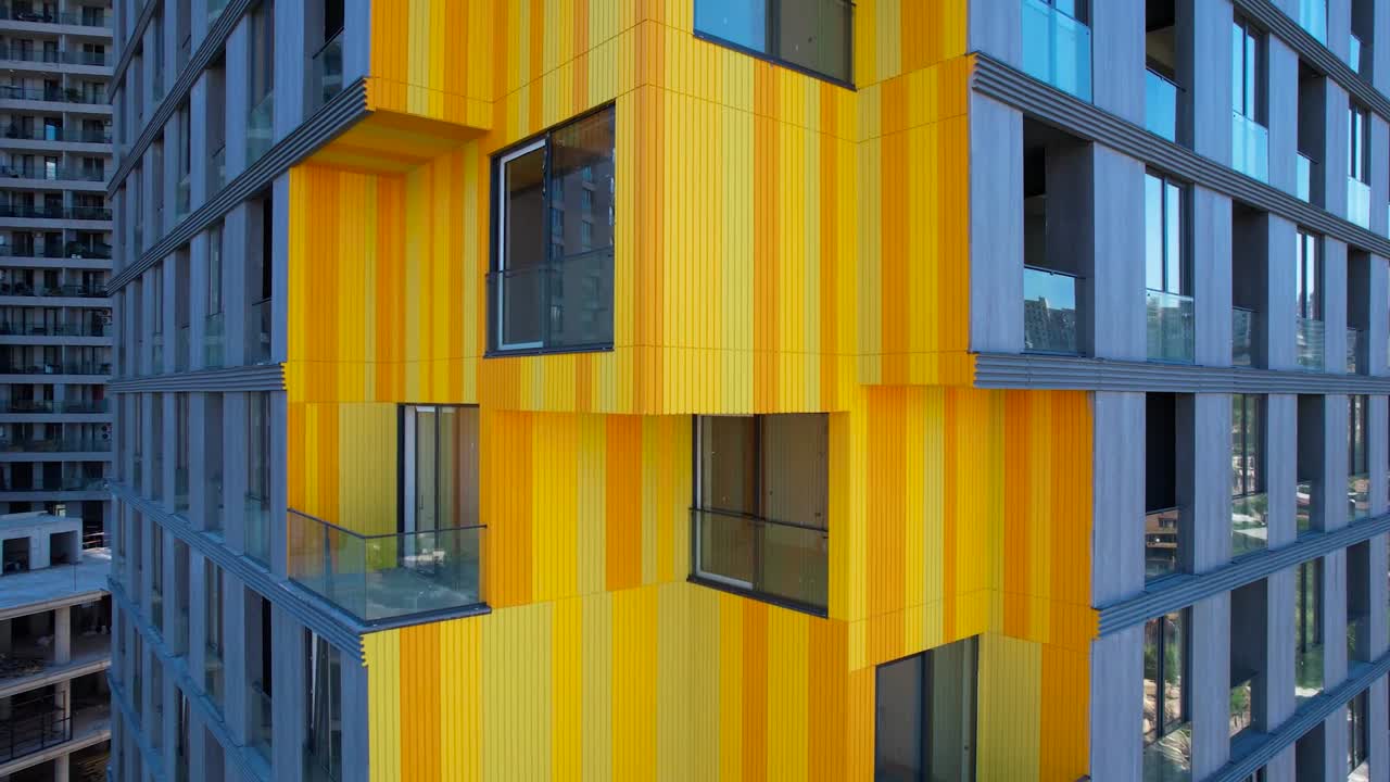 Facciata colorata di un edificio moderno con design geometrico giallo e arancione