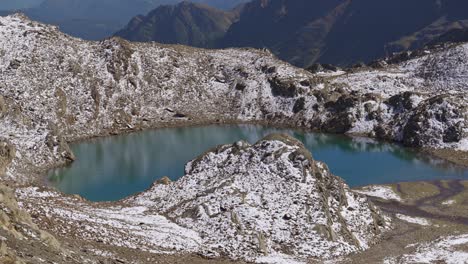 vista del lago en cima fontana rodeado de un paisaje montañoso cubierto de nieve