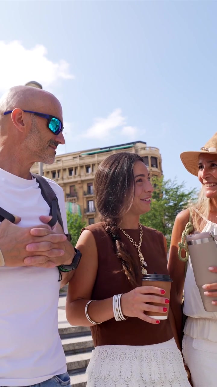 Gruppo di amici che chiacchierano e camminano in città