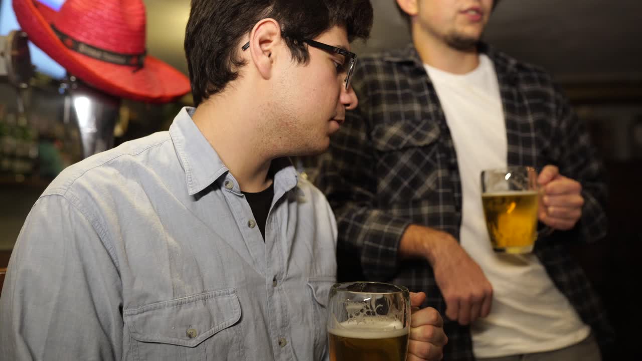 친구 들 이 술집 에서 맥주 를 마시고 있다