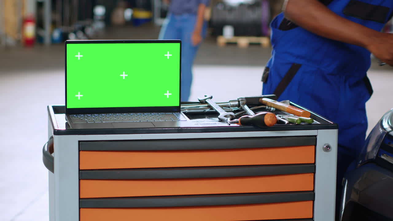 laptop de maqueta en un garaje ocupado