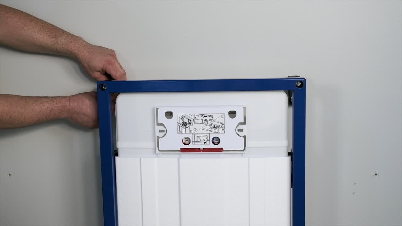 el trabajador que repara e instala el inodoro y descarga utiliza herramientas como alicates y llaves