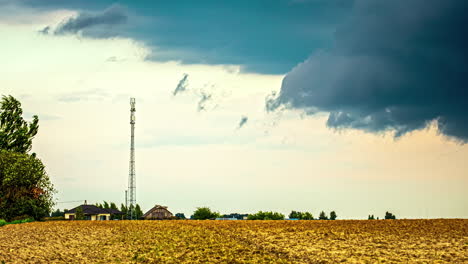 un time lapse di un taglio di vento in un tempo ventoso e un piccolo quartiere