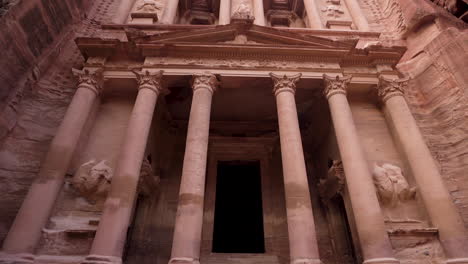 al khazneh o la fachada del tesoro tallada en piedra arenisca en la antigua ciudad de petra