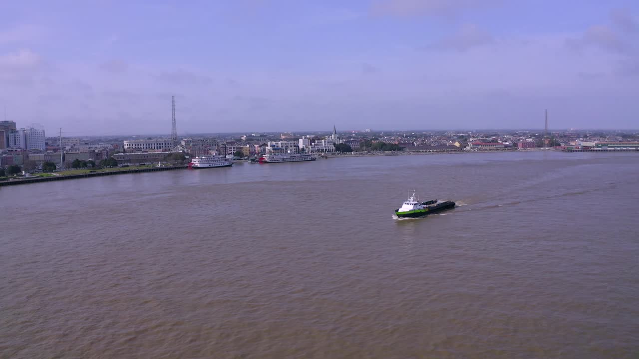 뉴올리언스의 미시시피 강을 순항하는 다용도 선박