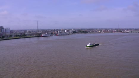 Un-Buque-Utilitario-Navegando-Por-El-Río-Mississippi-En-Nueva-Orleans