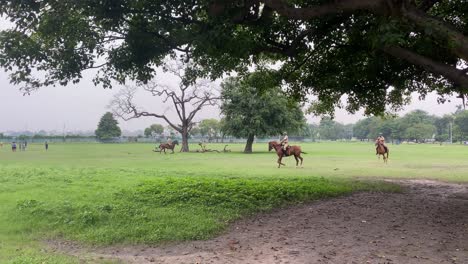 Policías-A-Caballo-Realizan-Un-Ejercicio-En-Kolkata