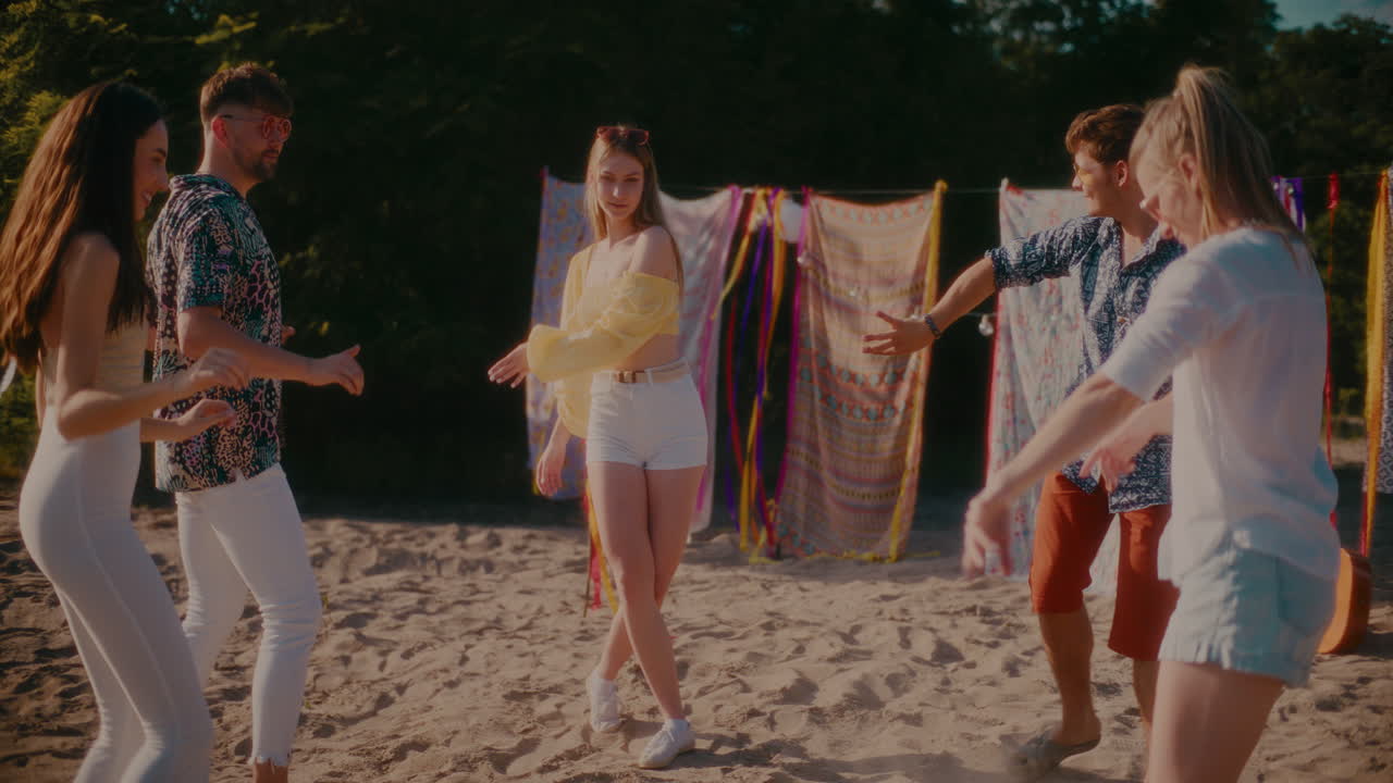 젊은 남녀 친구들이 음악에 따라 춤을 추고 놀고 있습니다.