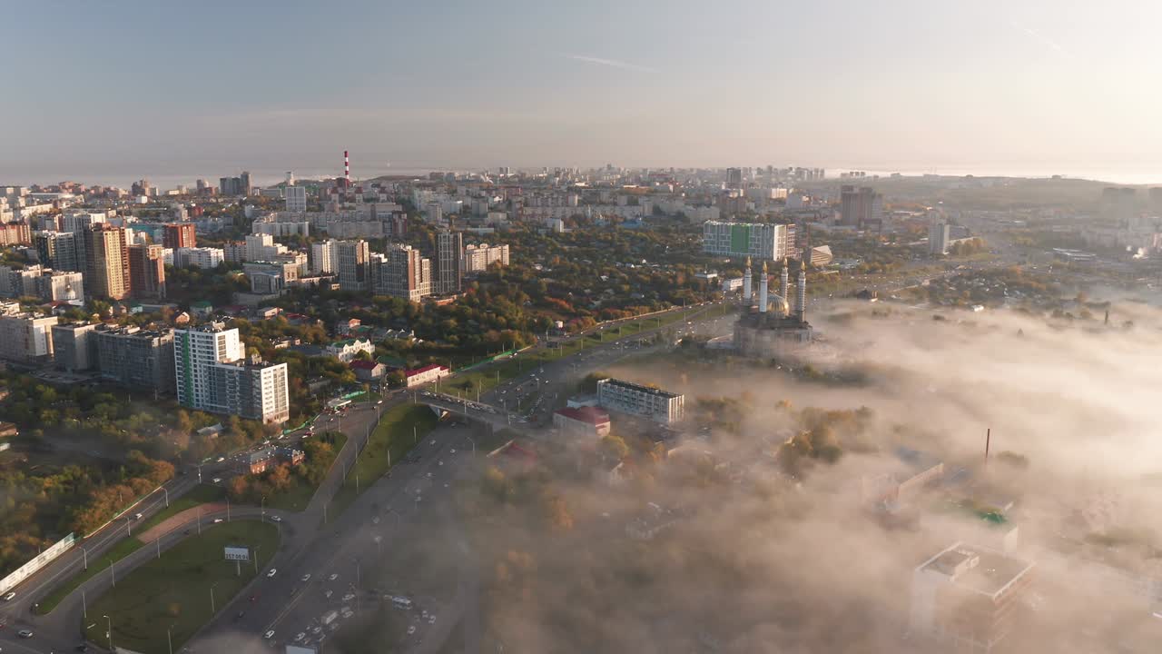 빛과 안개 속에서 아름다운 이슬람 도시의 공중 촬영. 해가 뜨는 도시, 해가 지는 도시.