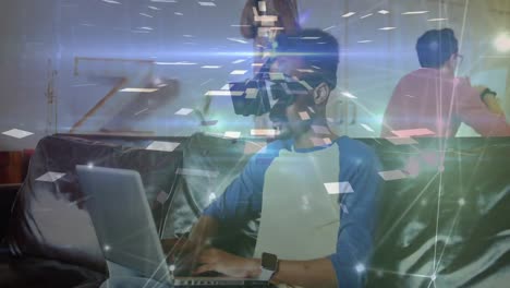 Animation-Eines-Leuchtenden-Netzwerks-Von-Verbindungen-über-Einem-Mann-Im-Büro-Mit-Computer-Und-VR-Headset