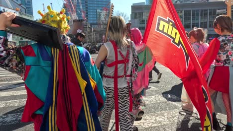 participantes con trajes vibrantes marchando con banderas