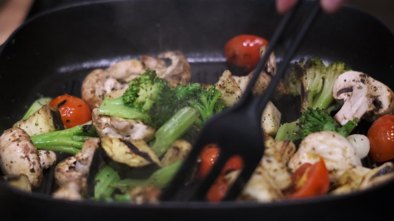 freír verduras y pollo en una sartén