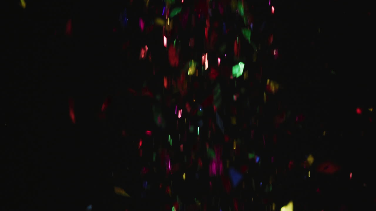 confeti multicolor que cae sobre un fondo negro