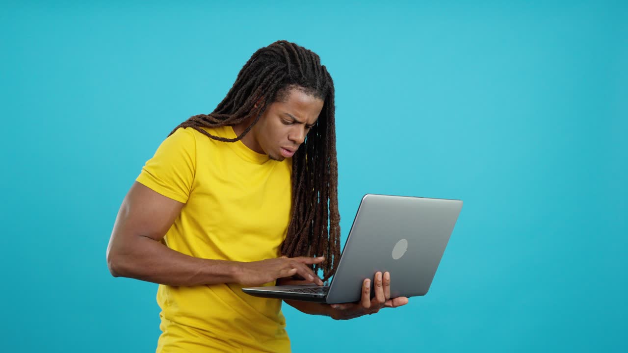 Uomo con i dreadlock che usa un portatile