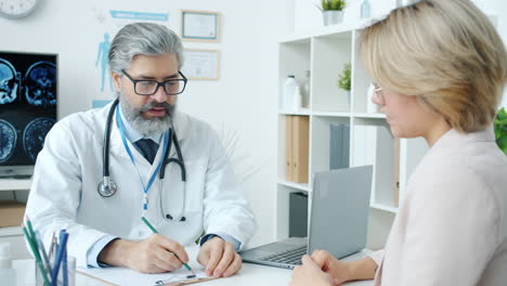 el médico discutiendo los registros médicos con el paciente