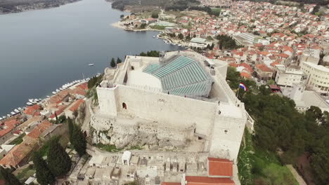 punto de vista de drones alrededor de la fortaleza de san miguel y vista panorámica del acuario de sibenik