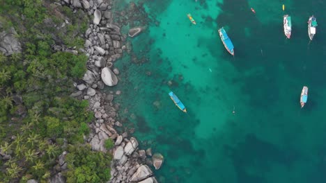 Vista-Aérea-De-Barcos-Estacionados-En-La-Bahía-De-Rock,-Koh-Tao,-Tailandia-2