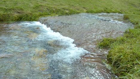 Pequeñas-Cascadas-De-Agua-No-Contaminada-En-Un-Arroyo-Con-Agua-Clara-Y-Limpia---Principios-De-Verano