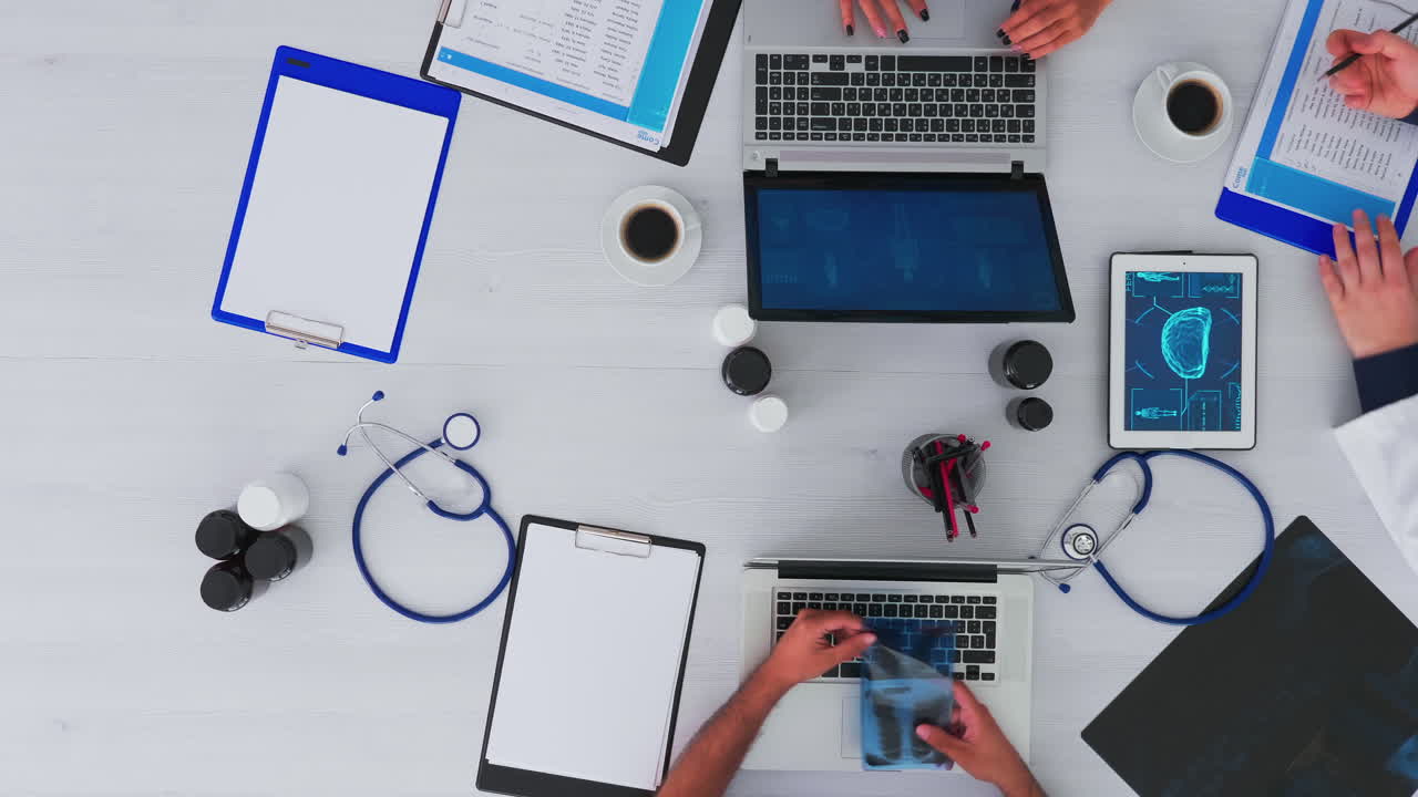 vista de arriba del médico explicando a los médicos residentes los problemas del paciente