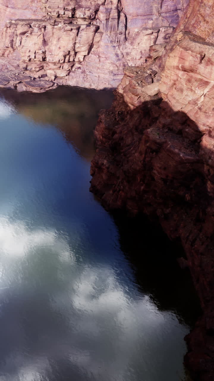 Vista aerea di un canyon con acqua azzurra e un riflesso del cielo