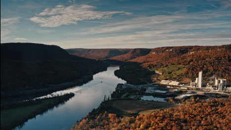 Timelapse-Aéreo-Del-Desfiladero-Del-Río-Tennessee-En-Chattanooga,-Tn-Con-Colores-Otoñales-Volando-Hacia-La-Montaña-De-La-Señal