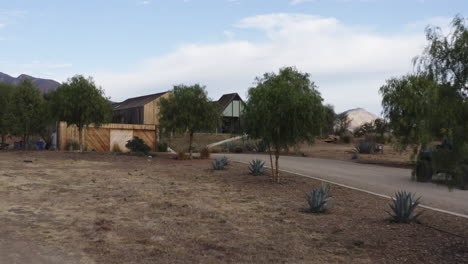 Antena-Que-Se-Acerca-A-Un-Jeep-Todoterreno-Que-Llega-A-Una-Casa-De-Campo-De-Lujo-En-El-Hermoso-Valle