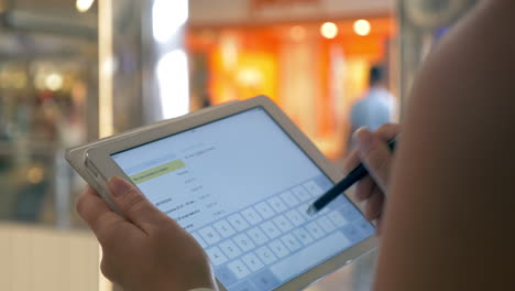 una mujer enviando un mensaje de texto en el touchpad.