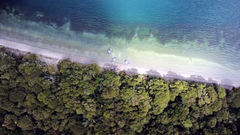 Reisender-An-Einem-Abgelegenen-Strand,-Drohnenaufnahme