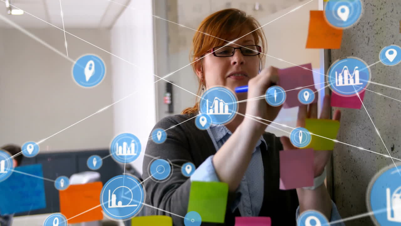 animación de la red de conexiones con íconos gráficos sobre mujer de negocios caucásica en la oficina