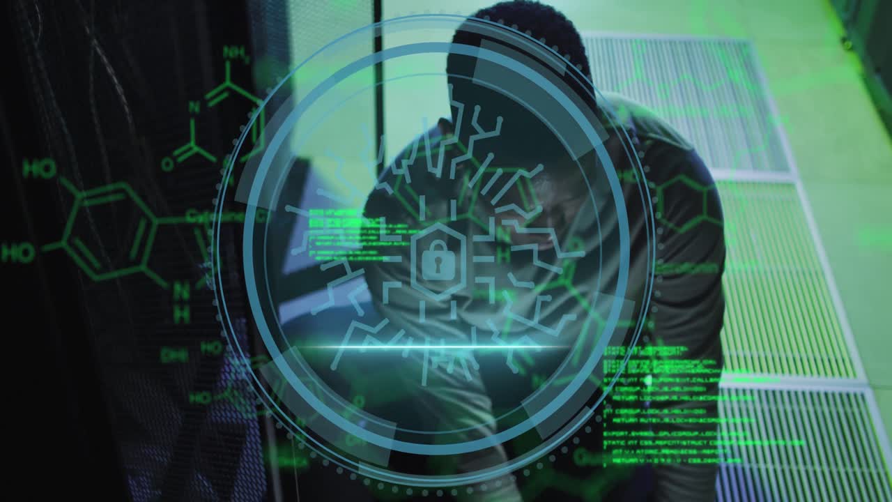 animación del procesamiento de datos sobre un trabajador afroamericano en la sala del servidor