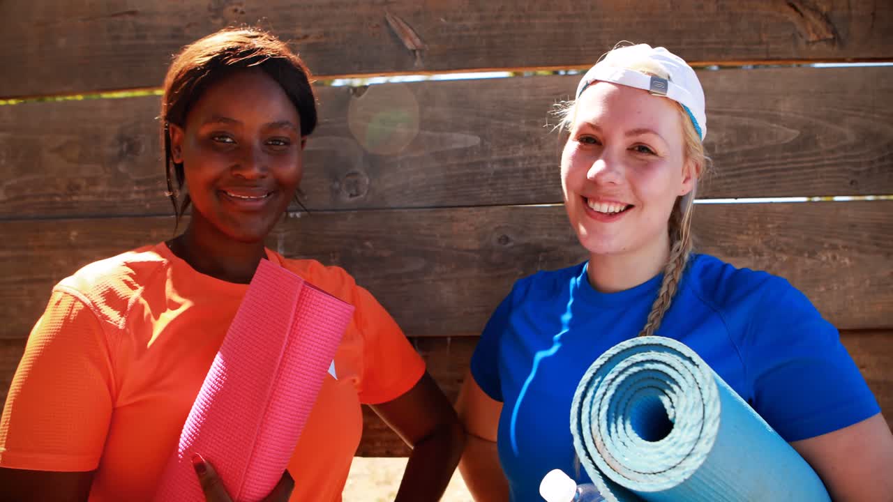 retrato de amigos felices relajándose después del entrenamiento durante una carrera de obstáculos
