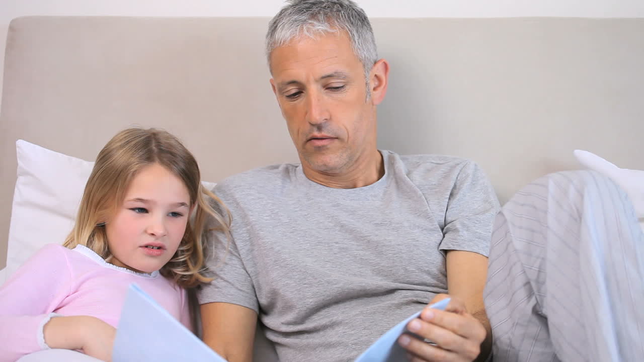 Bambina che legge un libro ad alta voce