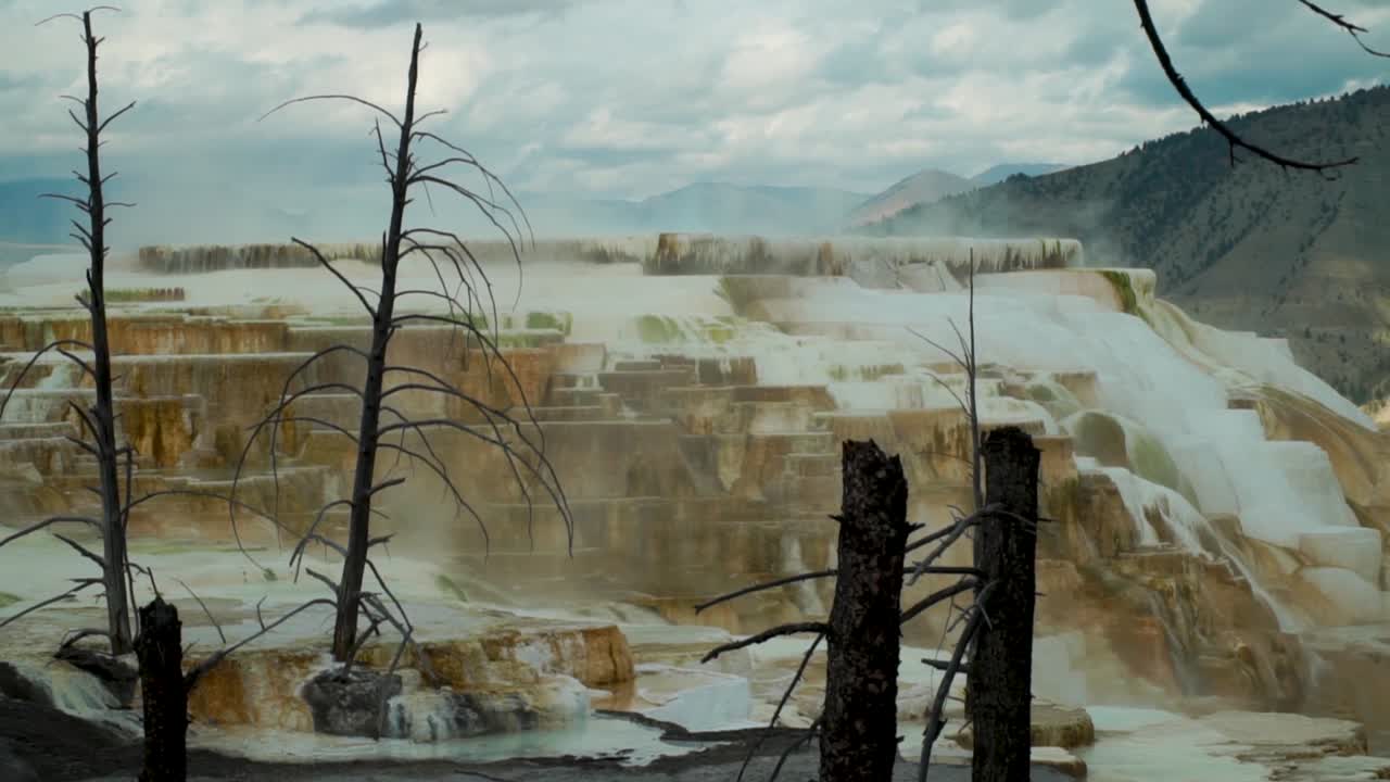 mammoth hot springs parque nacional yellowstone lenta panorámica de las terrazas superiores con espectaculares cielos nublados