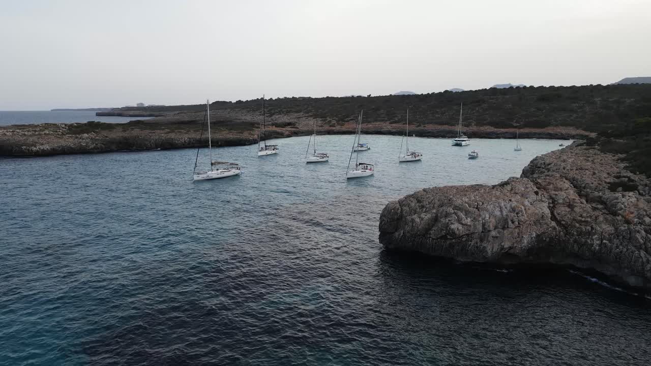 vista aérea de drones de los barcos en la playa de cala varques, mallorca, españa