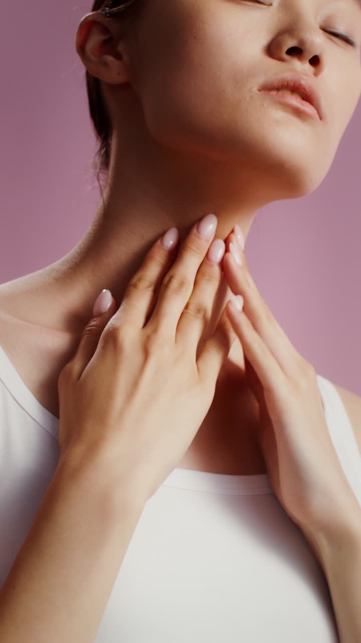 Ritratto di donna asiatica con pelle e mani lisce