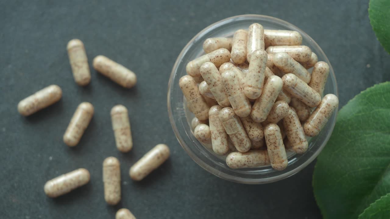 cápsulas de suplementos dietéticos saludables en cuencos de vidrio