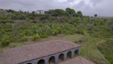 fotografía aérea sobre la mansión medieval en sicilia, italia