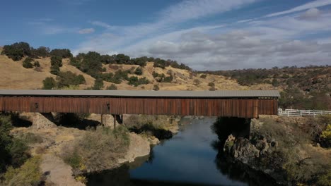 Hölzerne-überdachte-Brücke-Landschaftlich-Erschossen-In-Richtung-Und-Darunter