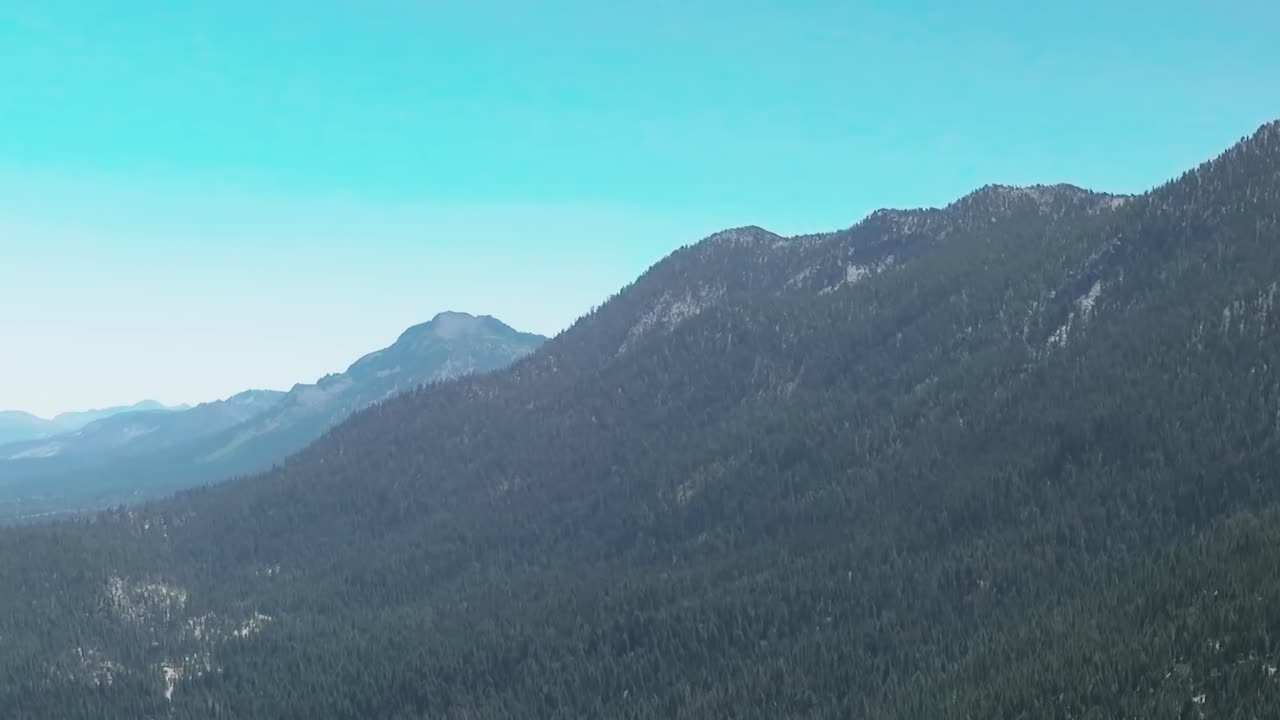 ネバダとカリフォルニアにあるタホ湖の山の美しさを探求しましょう。