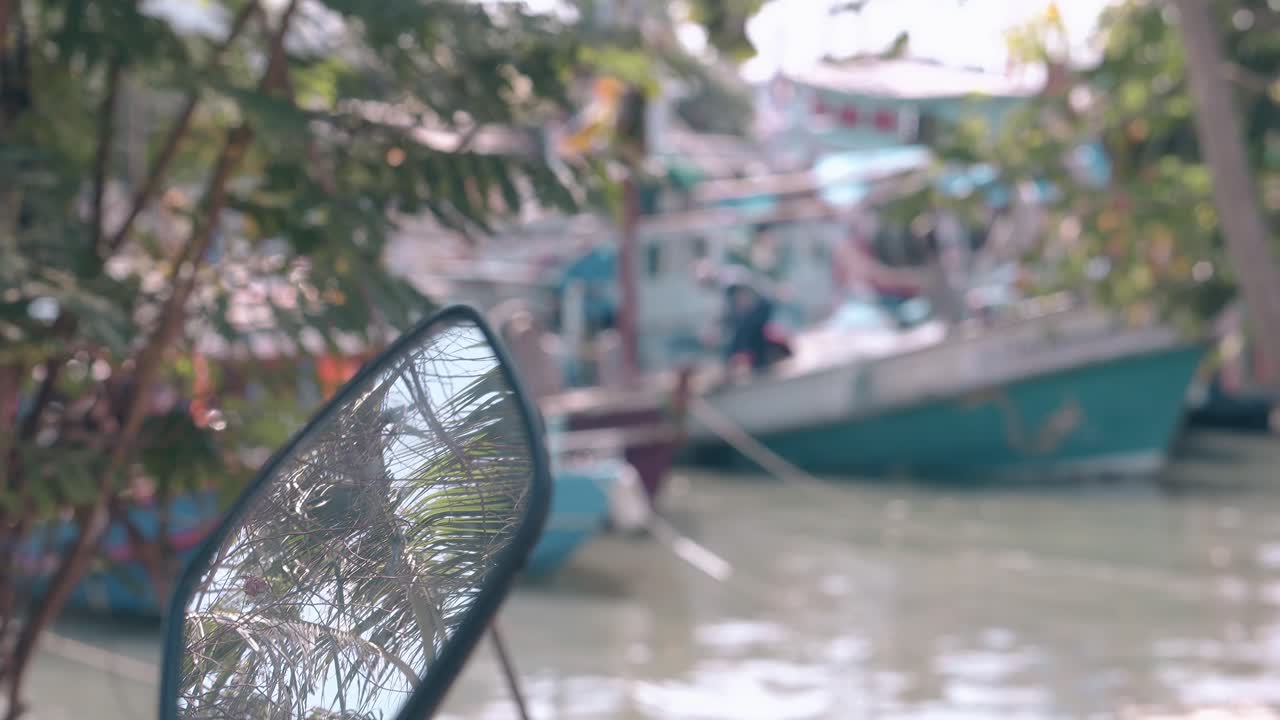 ⁇ 나무 는 차량 거울 에 반사 되어 흐릿 한 보트 에 반영 되어 있다