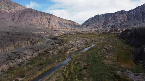 sobrevuelo del valle del río verde en las montañas alpinas secas, argentina aérea