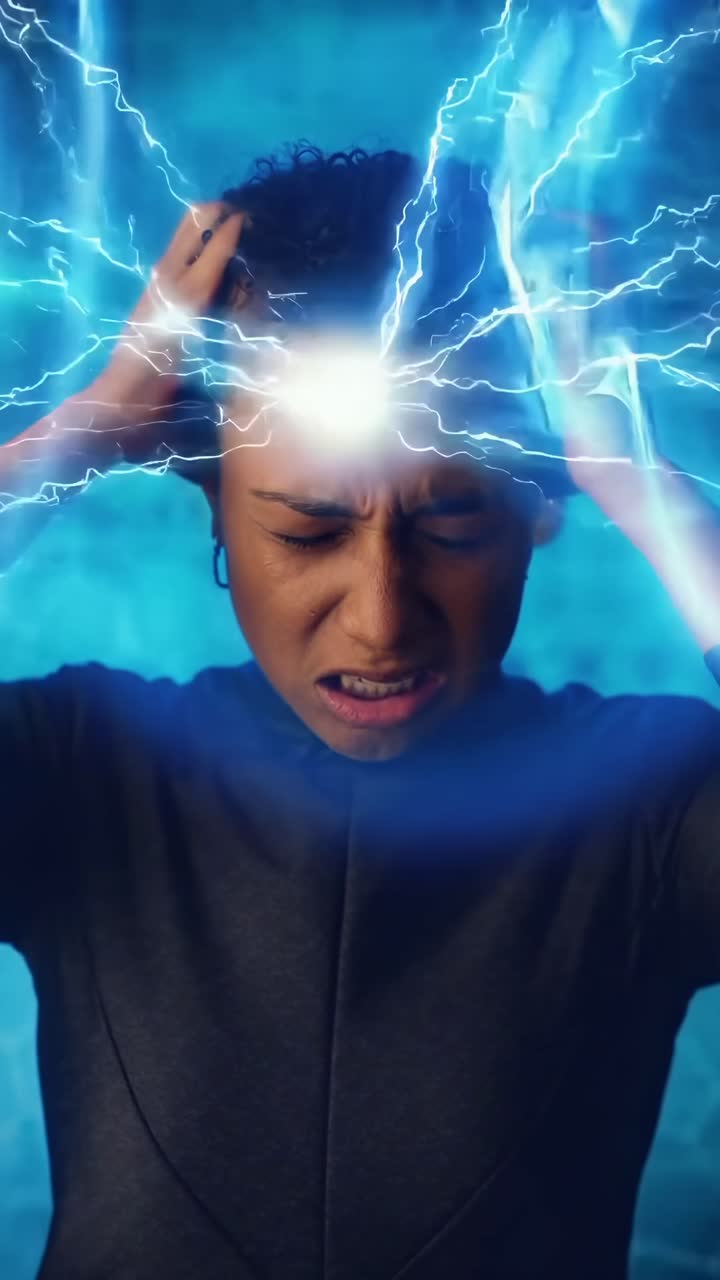 En nærbillede video af en person med glødende effekter, der udtrykker stress eller spænding