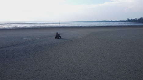 ATV-Fahrer-Fahren-Am-Strand-Von-Bagan-Lalang,-Selangor,-Malaysia