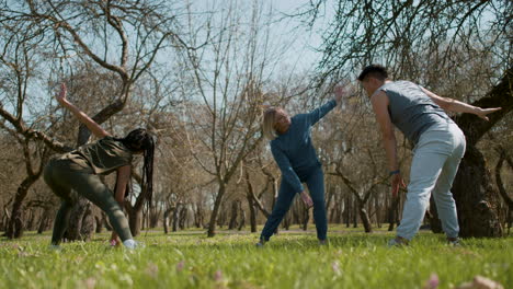 Gente-Estirándose-En-El-Bosque