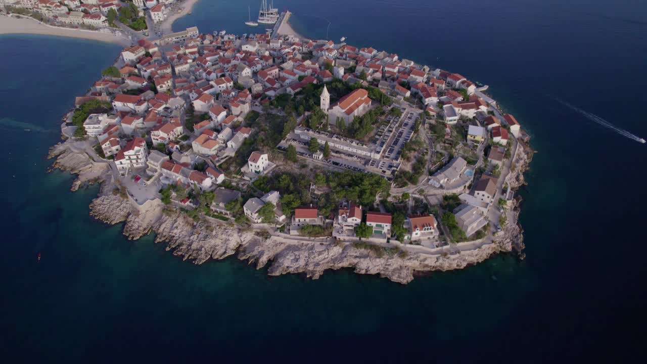 Luftfoto av en kystby med en livlig marina i skumringen, Primosten