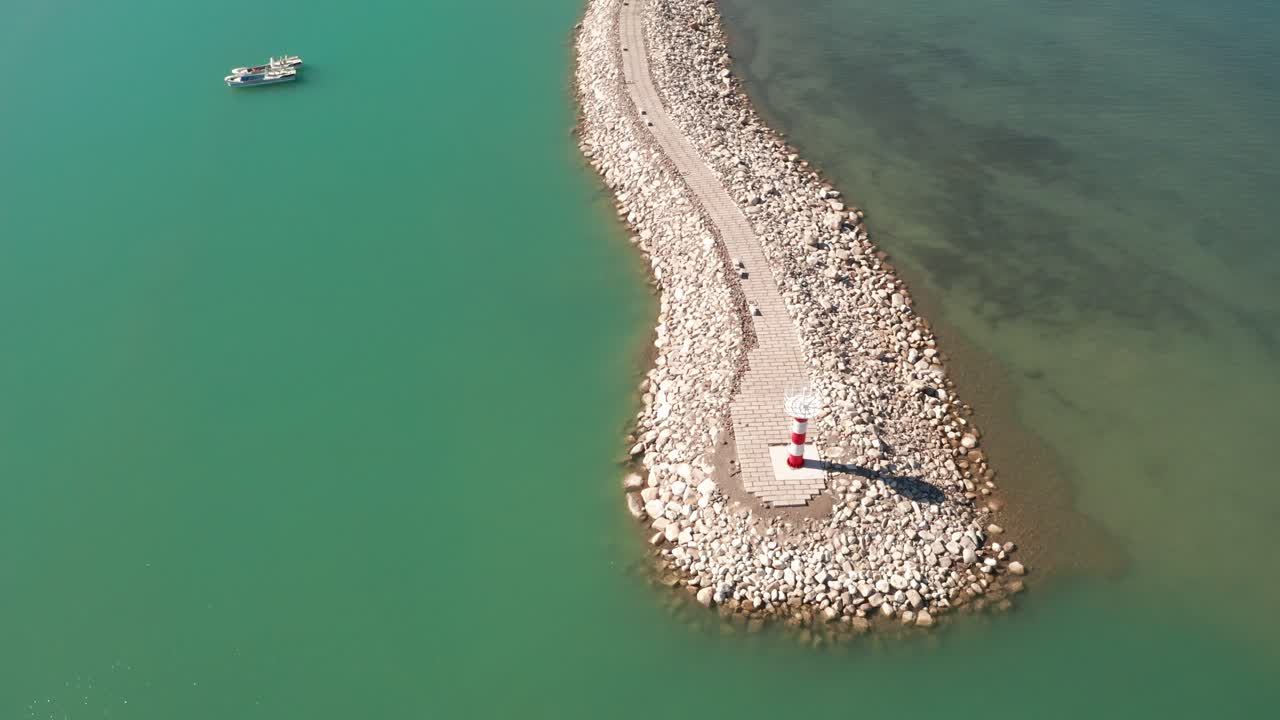 은 날에 호수와 등대.